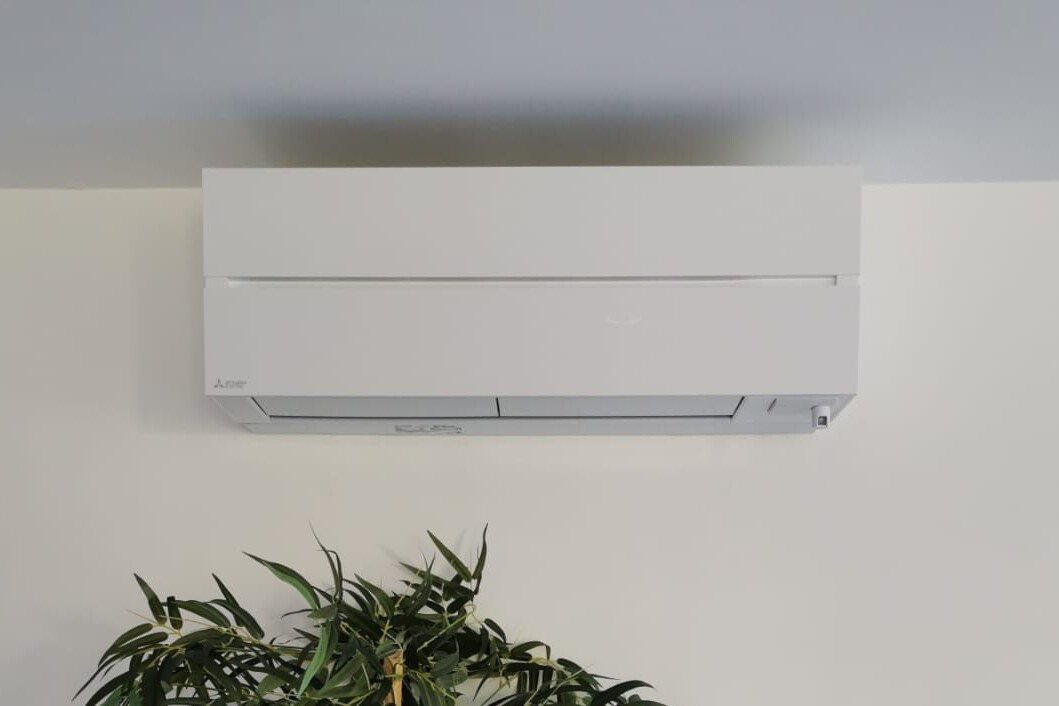 Installation d’une climatisation réversible Mitsubishi Electric bi-split avec unité intérieure MSZ-LN50VGH à Villeurbanne, réalisée par Fontherm.