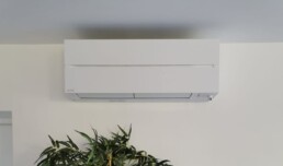 Installation d’une climatisation réversible Mitsubishi Electric bi-split avec unité intérieure MSZ-LN50VGH à Villeurbanne, réalisée par Fontherm.