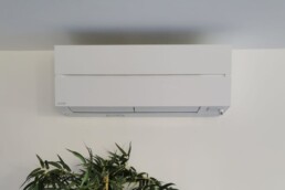 Installation d’une climatisation réversible Mitsubishi Electric bi-split avec unité intérieure MSZ-LN50VGH à Villeurbanne, réalisée par Fontherm.