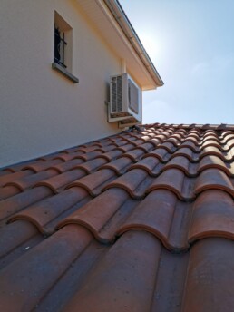 Installation de l’unité extérieure d’une climatisation réversible Mitsubishi Electric bi-split 5 kW à Villeurbanne, réalisée par Fontherm.