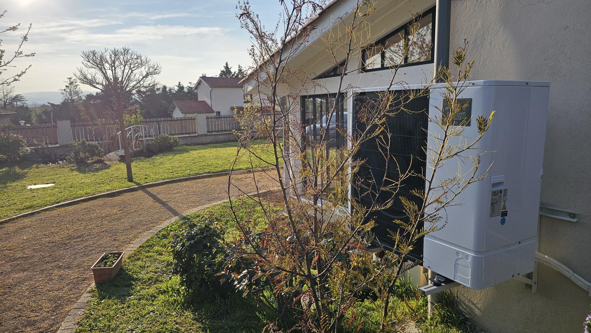 Unité extérieure de pompe à chaleur Ecodan sur façade à Montagny - Fontherm