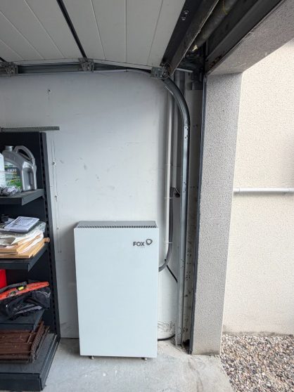 Batterie Fox ESS 10,24 kWh installée dans le garage à La Boisse – Fontherm