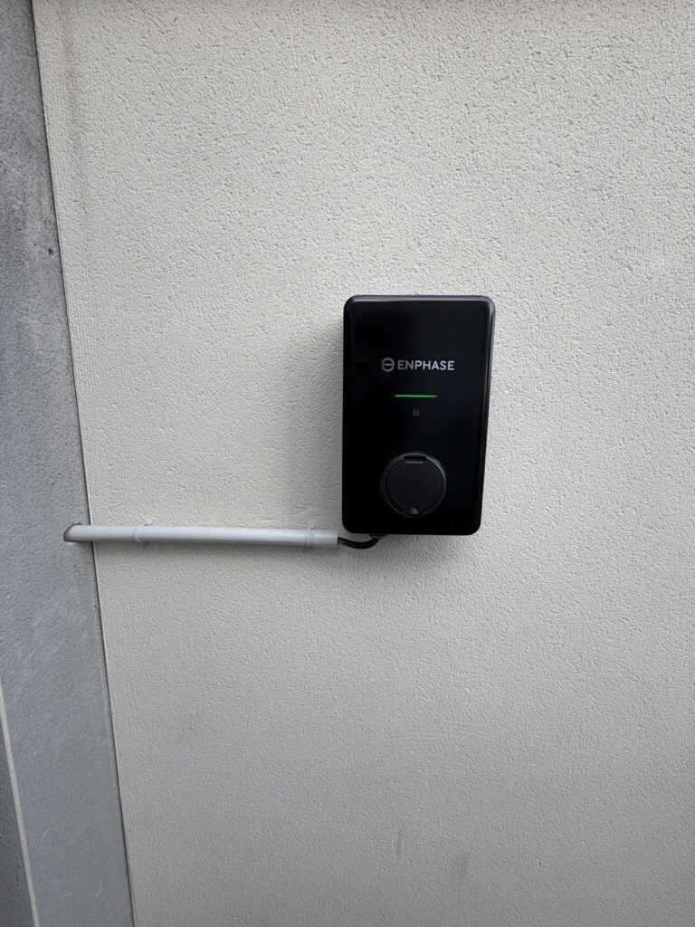 Borne de recharge Enphase IQ EV Charger 2 7,4 kW posée en façade à La Boisse – Fontherm