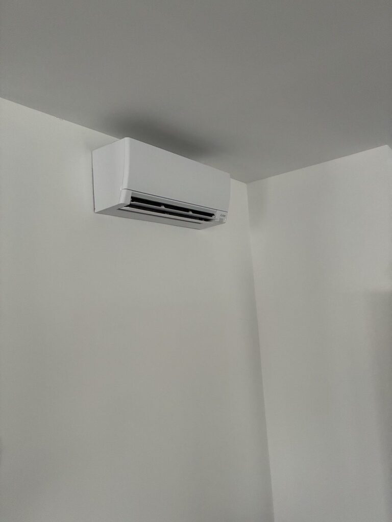 Unité murale Mitsubishi Electric AY 3,5 kW dans le séjour à Chaponost – Fontherm