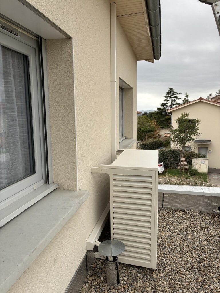 Groupe extérieur multi-split Mitsubishi Electric sous cache-clim aluminium crème à Chaponost – Fontherm