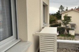 Groupe extérieur multi-split Mitsubishi Electric sous cache-clim aluminium crème à Chaponost – Fontherm