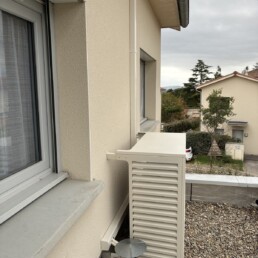 Groupe extérieur multi-split Mitsubishi Electric sous cache-clim aluminium crème à Chaponost – Fontherm