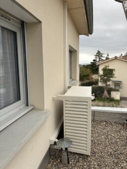 Groupe extérieur multi-split Mitsubishi Electric sous cache-clim aluminium crème à Chaponost – Fontherm