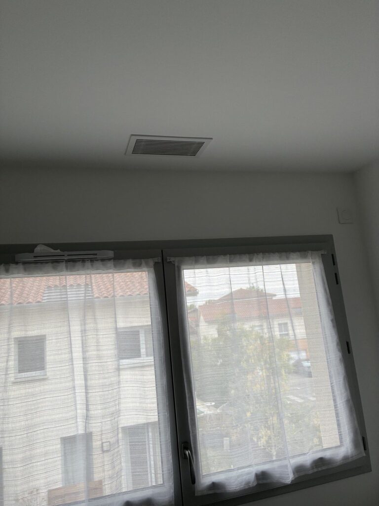 Bouche de soufflage discrète au plafond d'une chambre, gainable Airzone à Chaponost – Fontherm