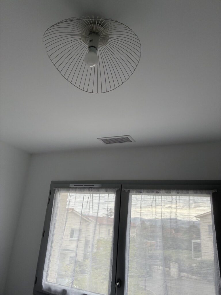 Grille de soufflage linéaire au plafond d'une chambre, climatisation gainable à Chaponost – Fontherm