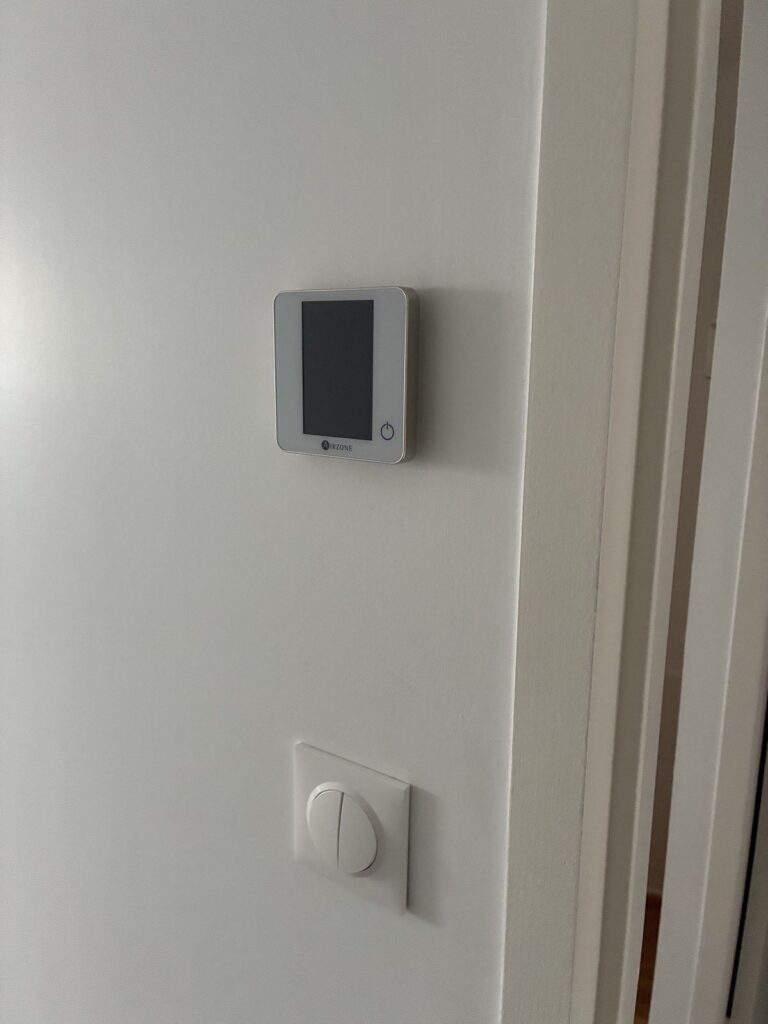 Thermostat Airzone Blueface filaire dans une chambre à Chaponost – Fontherm