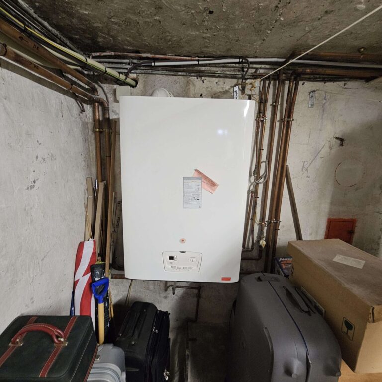 Ancienne chaudière gaz atmosphérique avant remplacement par une pompe à chaleur air/eau à Lyon 3e – Fontherm