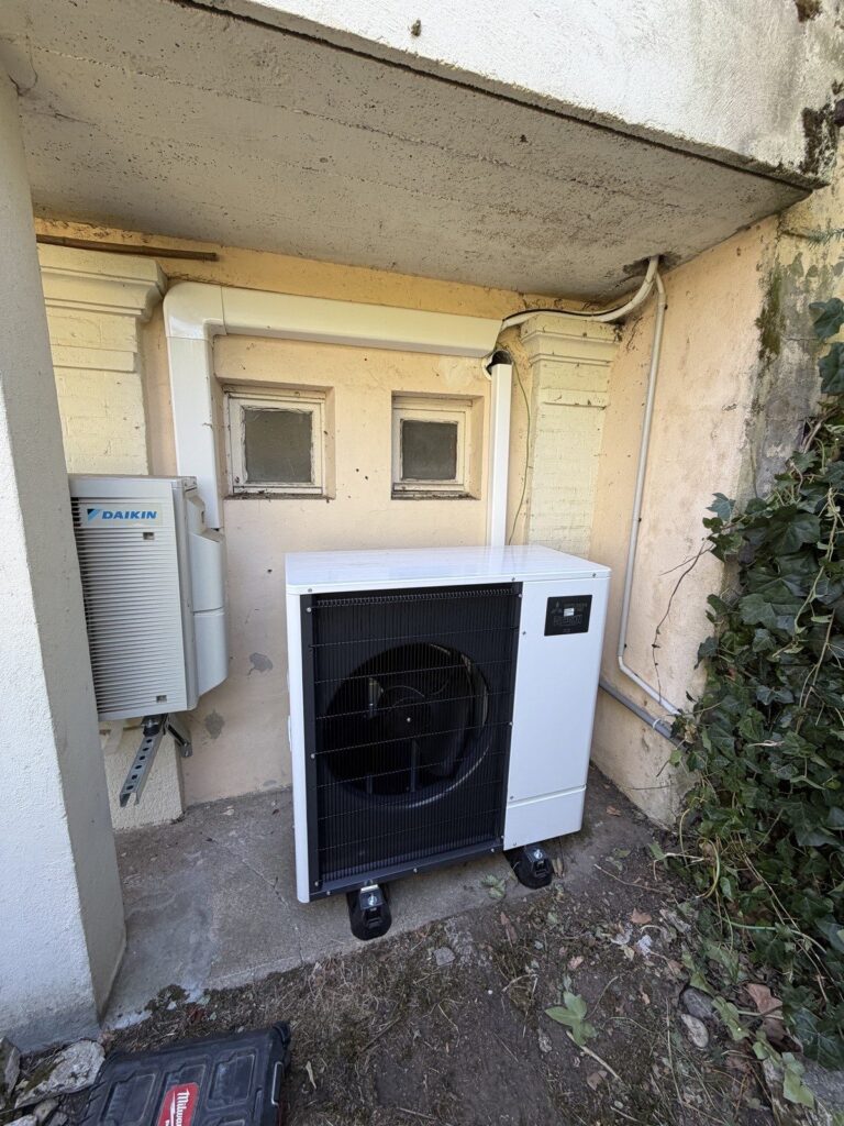 Groupe extérieur Mitsubishi Electric Zubadan 12 kW sur plots dans une cour à Lyon 3e – Fontherm