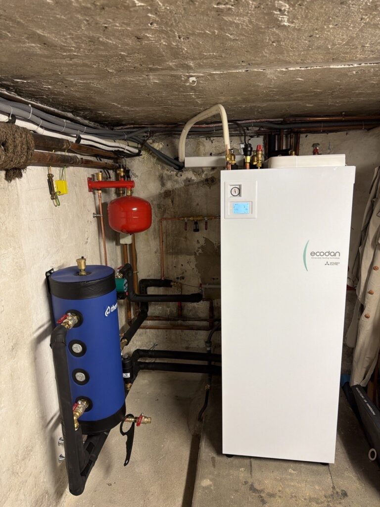 Module hydraulique Mitsubishi Electric Ecodan Zubadan avec ballon 200 L au sous-sol d'une maison à Lyon 3e – Fontherm