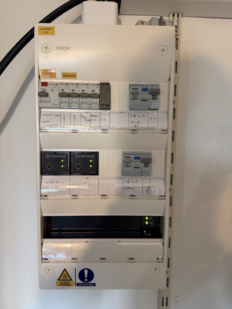 Coffret AC Hager avec protections et relais Enphase pour l'installation photovoltaïque à La Boisse – Fontherm