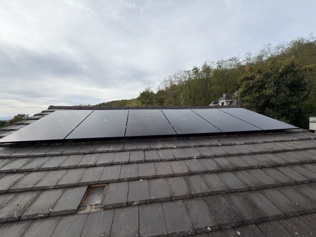 Panneaux solaires SunPower Performance 7 full black sur le pan est d'une maison à La Boisse – Fontherm