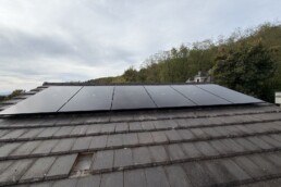 Panneaux solaires SunPower Performance 7 full black sur le pan est d'une maison à La Boisse – Fontherm