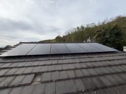 Panneaux solaires SunPower Performance 7 full black sur le pan est d'une maison à La Boisse – Fontherm
