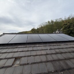 Panneaux solaires SunPower Performance 7 full black sur le pan est d'une maison à La Boisse – Fontherm
