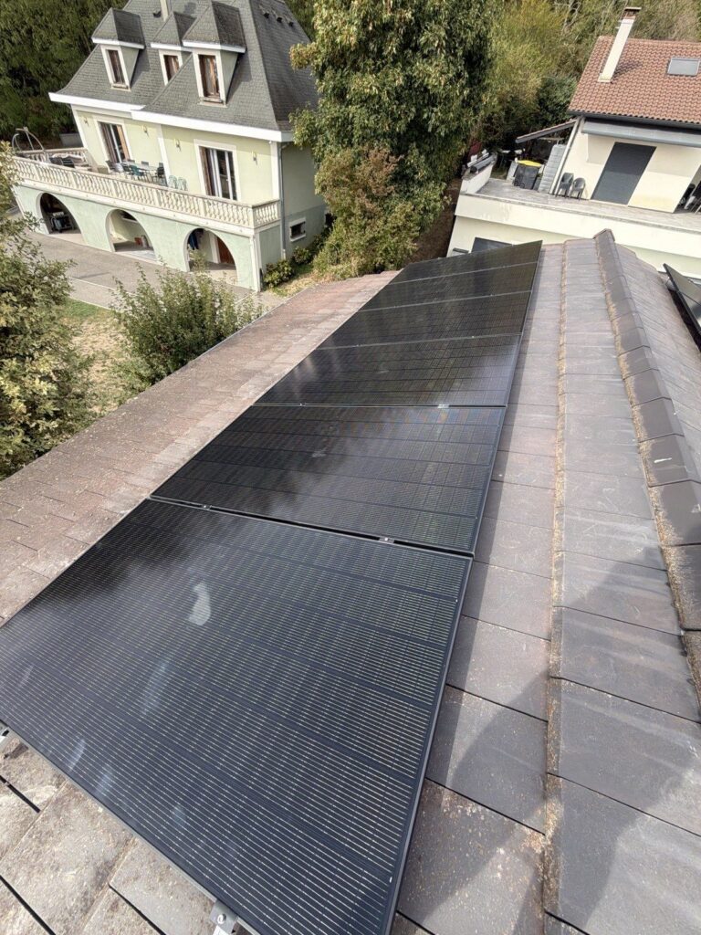 Panneaux photovoltaïques SunPower 500 Wc sur le pan ouest à La Boisse – Fontherm