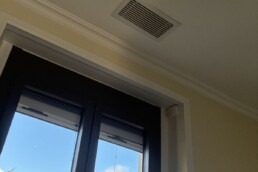 Grille de soufflage du gainable au plafond d'une chambre à Francheville, Fontherm