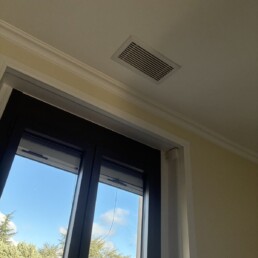 Grille de soufflage du gainable au plafond d'une chambre à Francheville, Fontherm