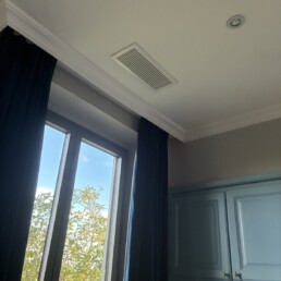 Grille linéaire de climatisation gainable dans une chambre à Francheville, Fontherm