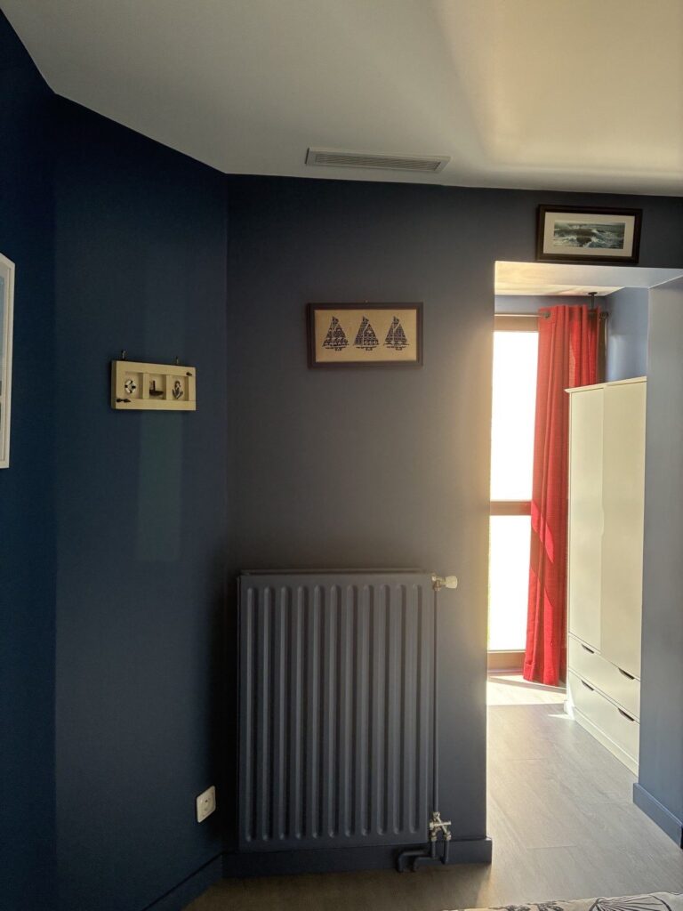 Grille de soufflage linéaire discrète dans une chambre – climatisation gainable à Francheville – Fontherm
