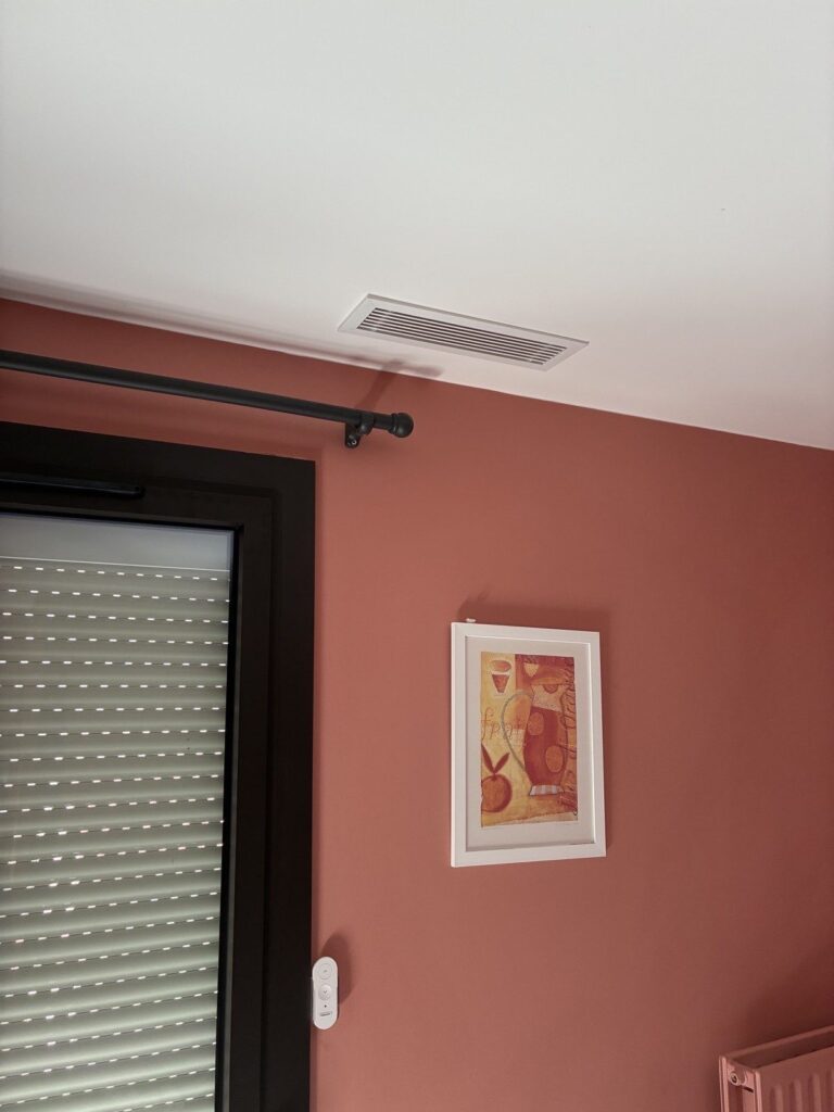 Grille de soufflage linéaire au plafond d'une chambre – climatisation gainable à Francheville – Fontherm