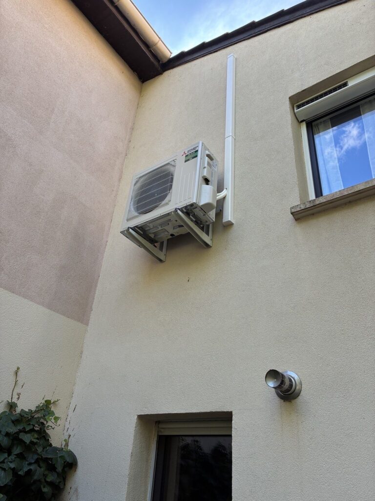 Groupe extérieur Mitsubishi Electric SUZ-M50 sur console murale, liaisons en goulotte blanche – climatisation gainable à Francheville – Fontherm