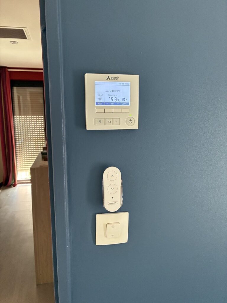 Télécommande filaire programmable Mitsubishi Electric PAR-41MAA – climatisation gainable à Francheville – Fontherm
