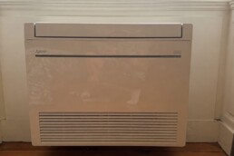 Console Mitsubishi Electric KT posée sous la fenêtre d'une chambre à Lyon 3e, Fontherm