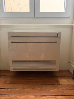 Console Mitsubishi Electric KT posée sous la fenêtre d'une chambre à Lyon 3e, Fontherm