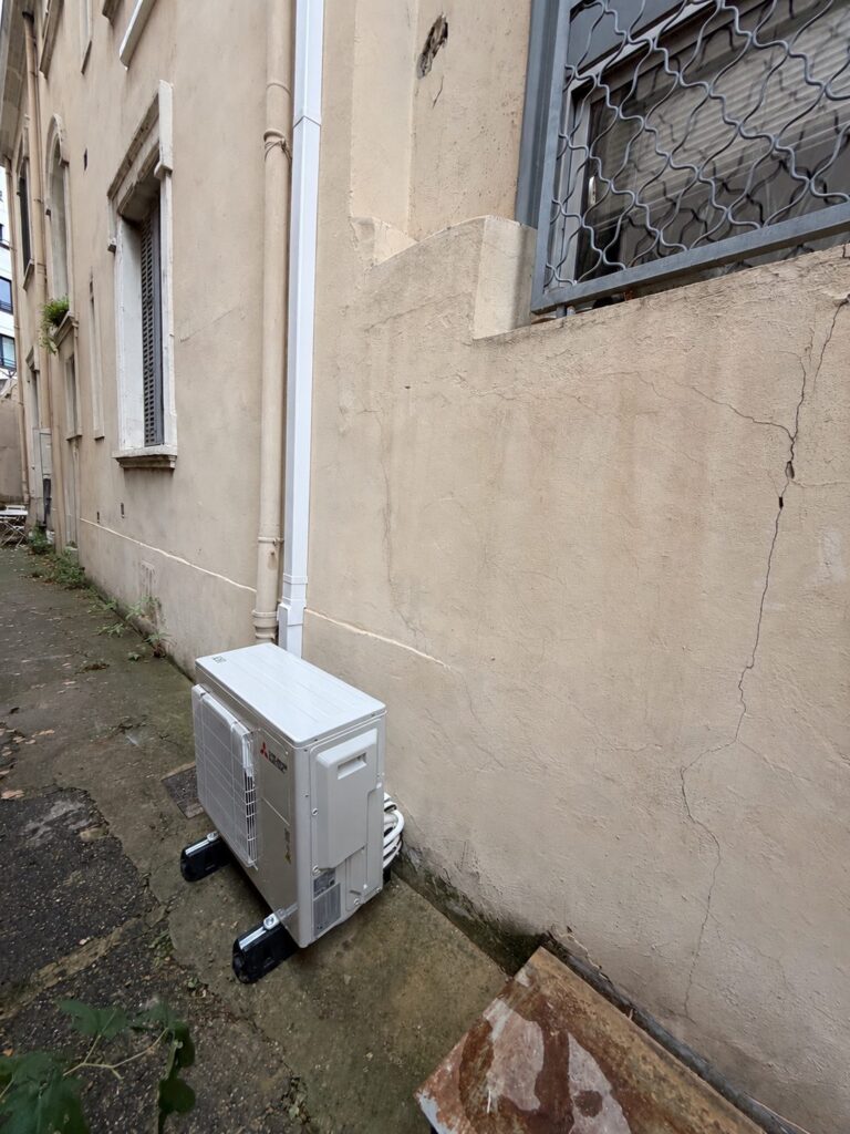 Groupe extérieur Mitsubishi Electric MXZ tri-split dans la cour d'un immeuble à Lyon 3e, Fontherm