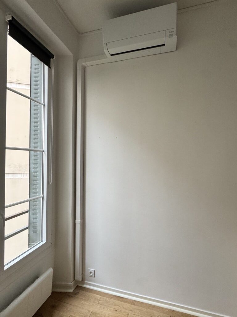 Unité murale Mitsubishi Electric AY avec goulotte blanche dans une chambre à Lyon 3e, Fontherm