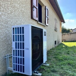 Groupe extérieur de pompe à chaleur Mitsubishi Zubadan 14 kW posé au sol le long de la façade à Millery, Fontherm