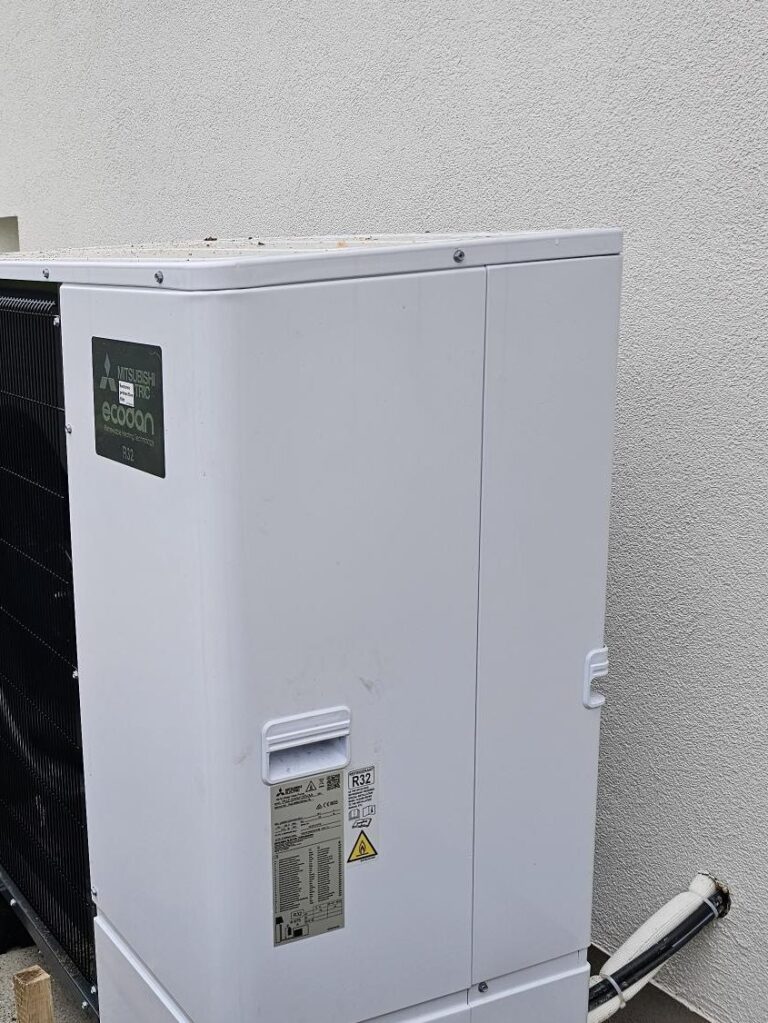 Groupe extérieur de pompe à chaleur Mitsubishi Ecodan 12 kW sur dalle béton à Sainte-Foy-lès-Lyon, Fontherm